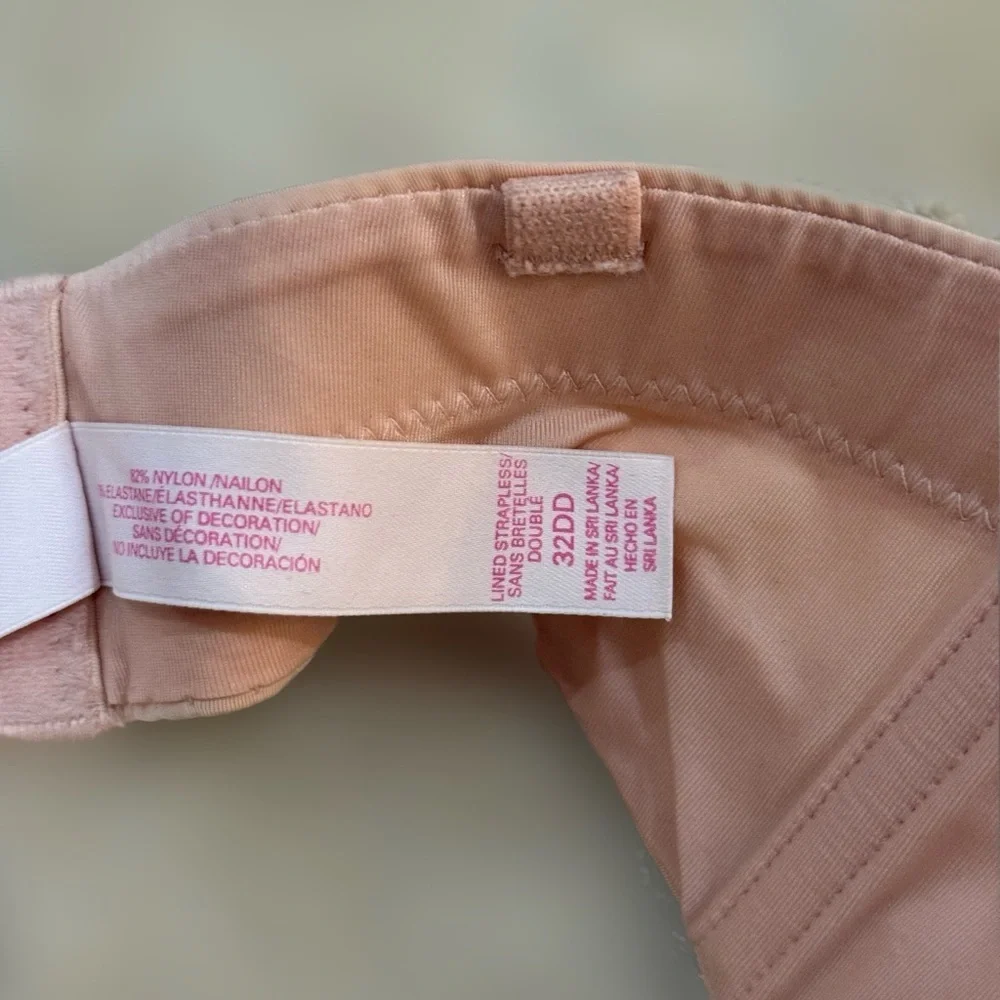 Victoria’s Secret Push-Up Strapless Bra 32DD Light Pink w/ Bow Charm